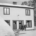 Elis Runnberg´s Herrekipering. År 1954, Elis och Per Gunnar på trappan